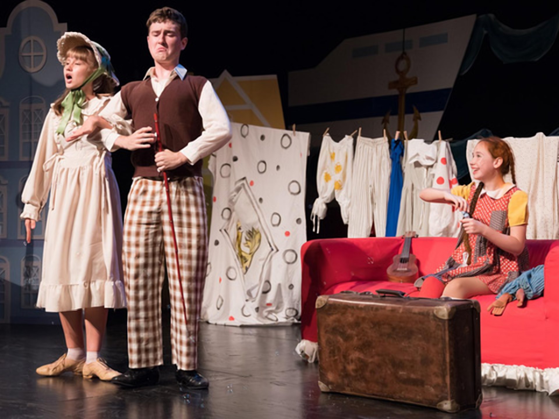 Pippi Longstocking on stage, Andrei in checked trousers